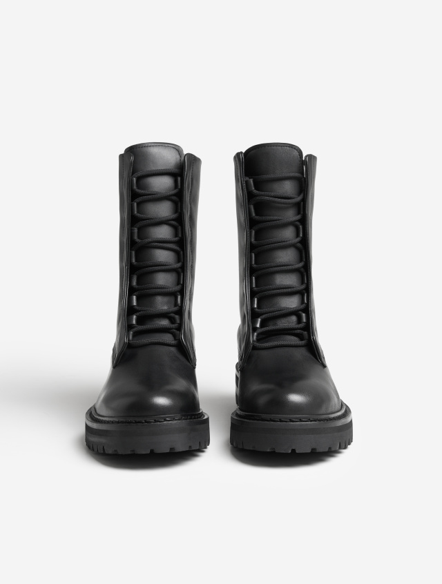 Ботинки на шнуровке